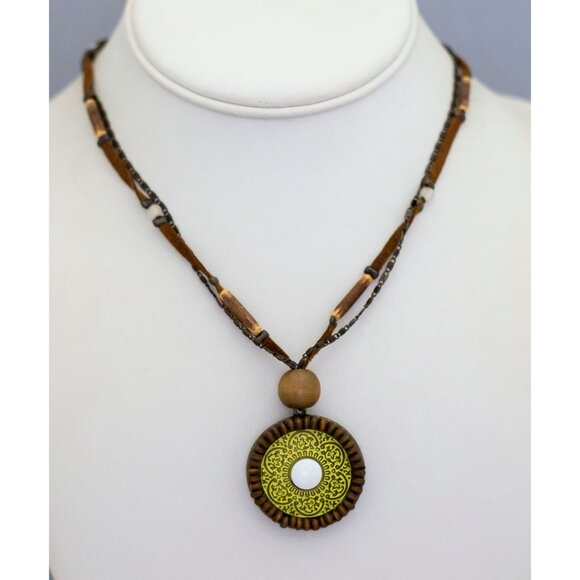 18 inch, Vintage Apple Green Mandala Flower Necklace by Avon - CL1 - Picture 2 of 3